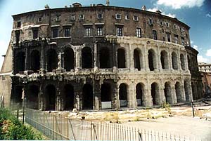 Esterno del Teatro di Marcello